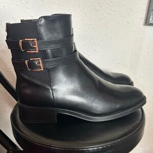 Jones New York women’s Minda black boots